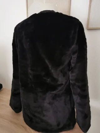 Abrigo de pelo negro