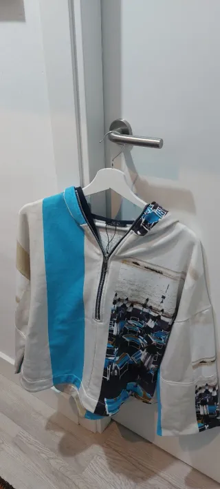 Sudadera con cremallera y estampado