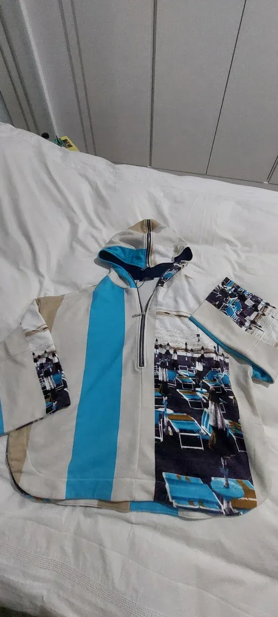 Sudadera con cremallera y estampado