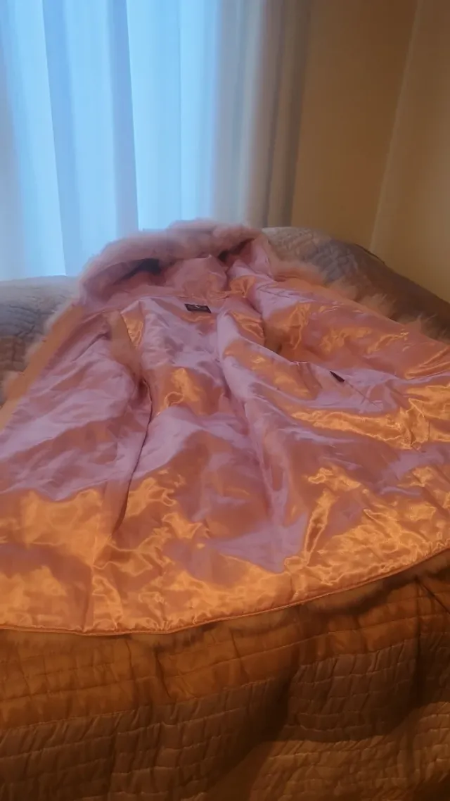 Chaleco de pelo zorro rosa con capucha