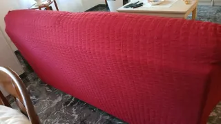 Divano in pelle avorio con copridivano rosso