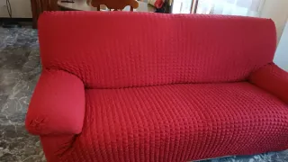 Divano in pelle avorio con copridivano rosso