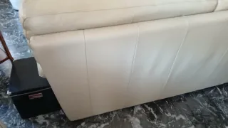 Divano in pelle avorio con copridivano rosso