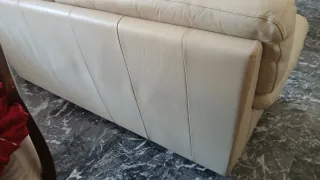 Divano in pelle avorio con copridivano rosso