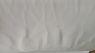 Divano in pelle avorio con copridivano rosso