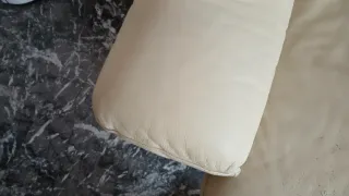 Divano in pelle avorio con copridivano rosso