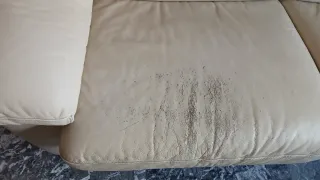 Divano in pelle avorio con copridivano rosso