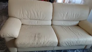 Divano in pelle avorio con copridivano rosso