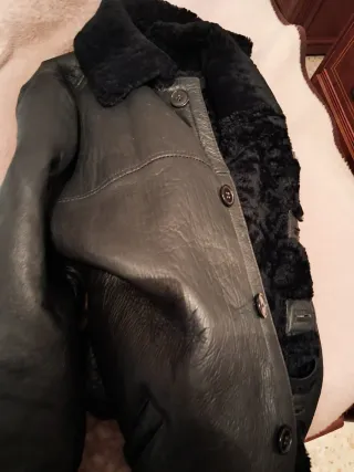 Chaquetón de cuero negro con forro