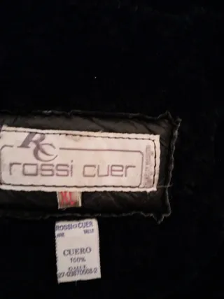 Chaquetón de cuero negro con forro