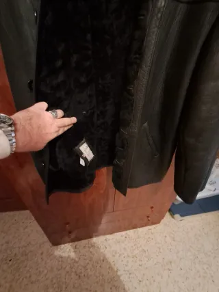 Chaquetón de cuero negro con forro