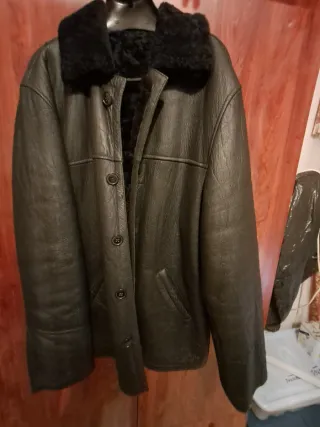 Chaquetón de cuero negro con forro