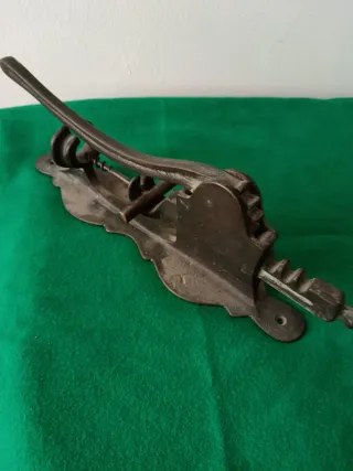 Antico cavatappi a muro in bronzo