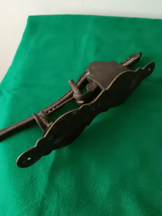 Antico cavatappi a muro in bronzo