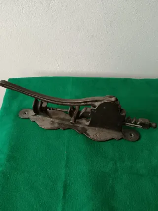 Antico cavatappi a muro in bronzo