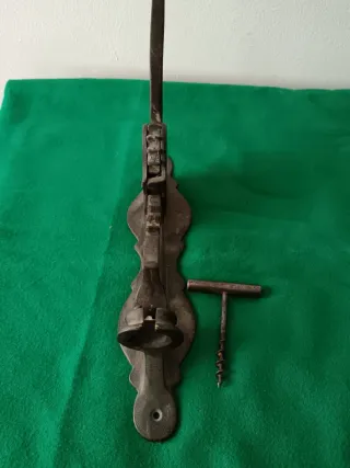 Antico cavatappi a muro in bronzo