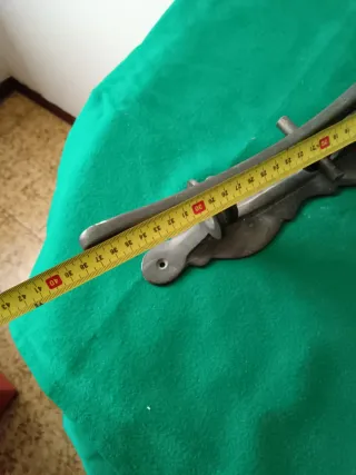 Antico cavatappi a muro in bronzo