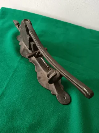 Antico cavatappi a muro in bronzo