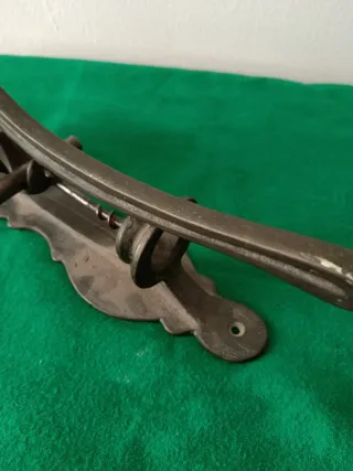 Antico cavatappi a muro in bronzo