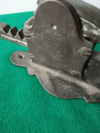 Antico cavatappi a muro in bronzo