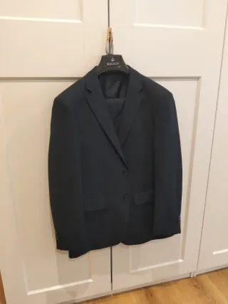 Traje MACSON azul elegante.