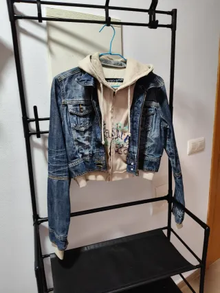 Chaqueta vaquera y sudadera mujer