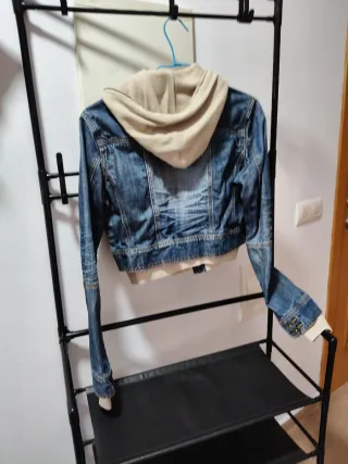 Chaqueta vaquera y sudadera mujer