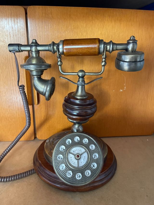 Teléfono antiguo de latón y madera