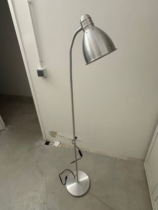 Lámpara de pie Ikea plateada