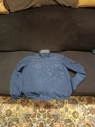 Chubasquero azul hombre