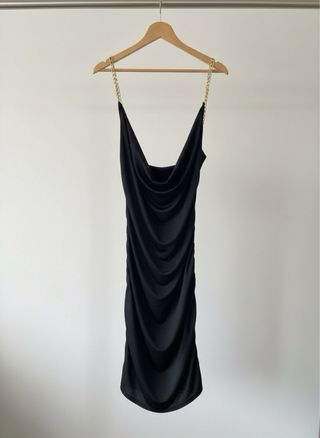 Vestido negro con cadena dorada