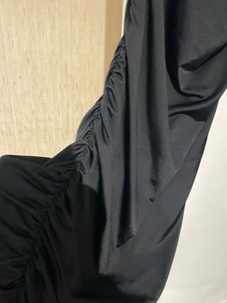 Vestido negro con cadena dorada