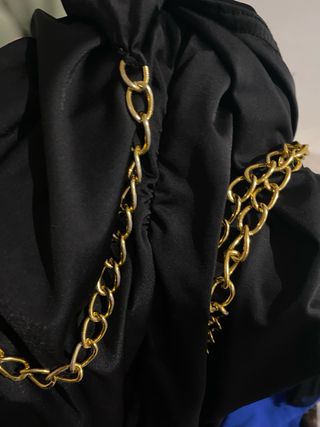Vestido negro con cadena dorada