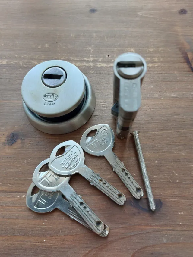 Bombín y escudo seguridad Tesa