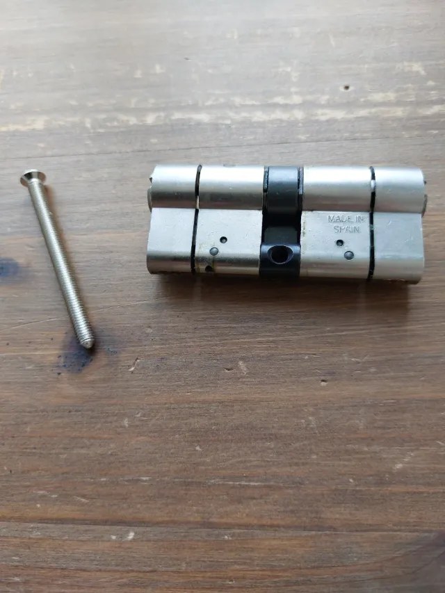 Bombín y escudo seguridad Tesa