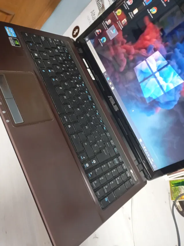 Portátil Asus Negra/Marrón tiene un disco duro SD