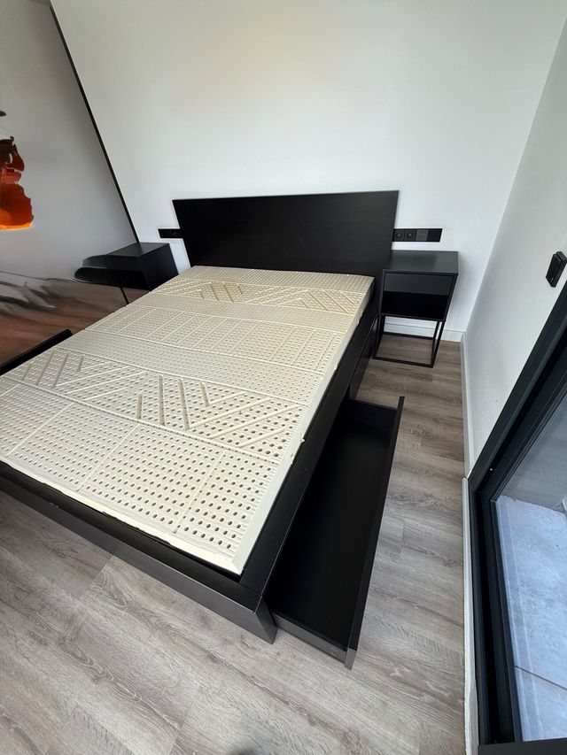 Cama Matrimonial Negra y Beige 1.60