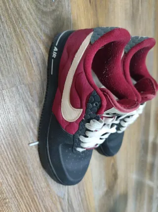 Zapatillas Nike Air Force 1 Negras y Rojas