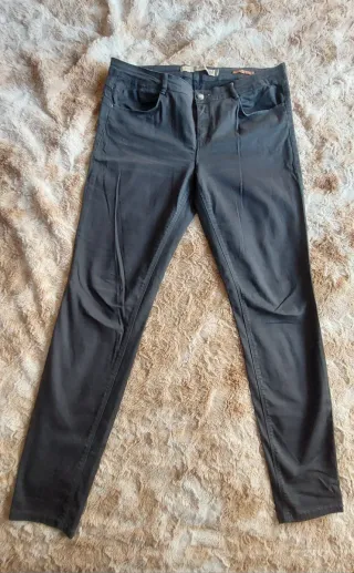 Pantalón gris pitillo