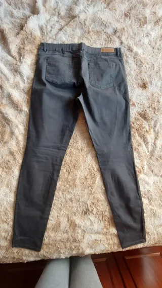 Pantalón gris pitillo