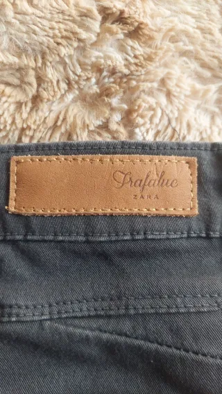 Pantalón gris pitillo