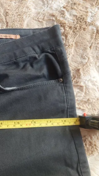 Pantalón gris pitillo