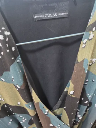 Vestido Guess militar gasa estampado