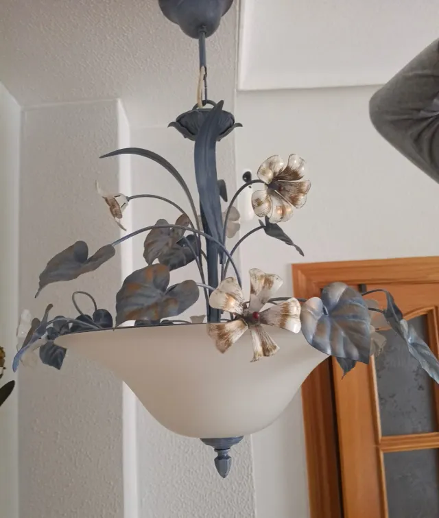 Lámpara de forja con flores y hojas
