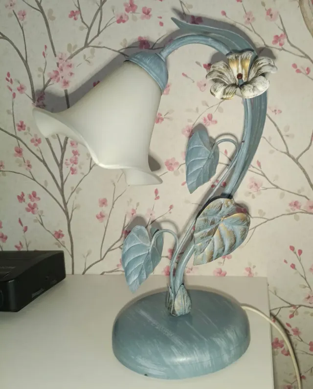 Lámpara de forja con flores y hojas