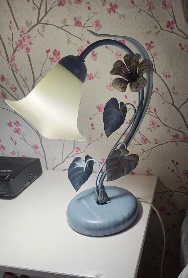 Lámpara de forja con flores y hojas