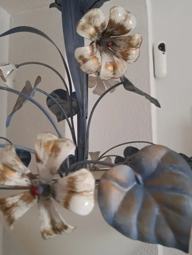 Lámpara de forja con flores y hojas