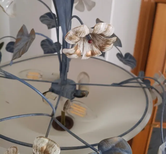 Lámpara de forja con flores y hojas