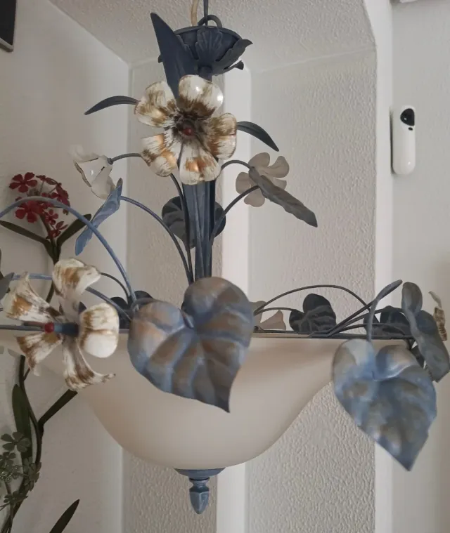 Lámpara de forja con flores y hojas