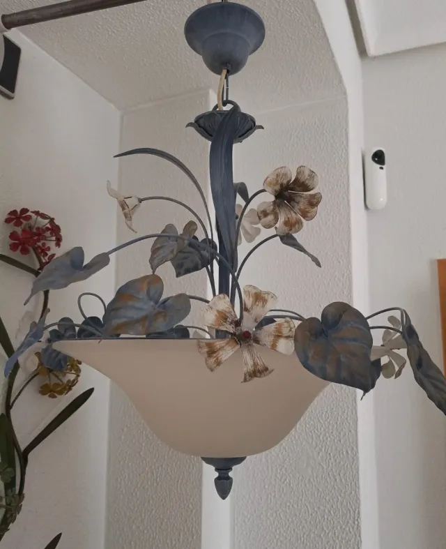 Lámpara de forja con flores y hojas